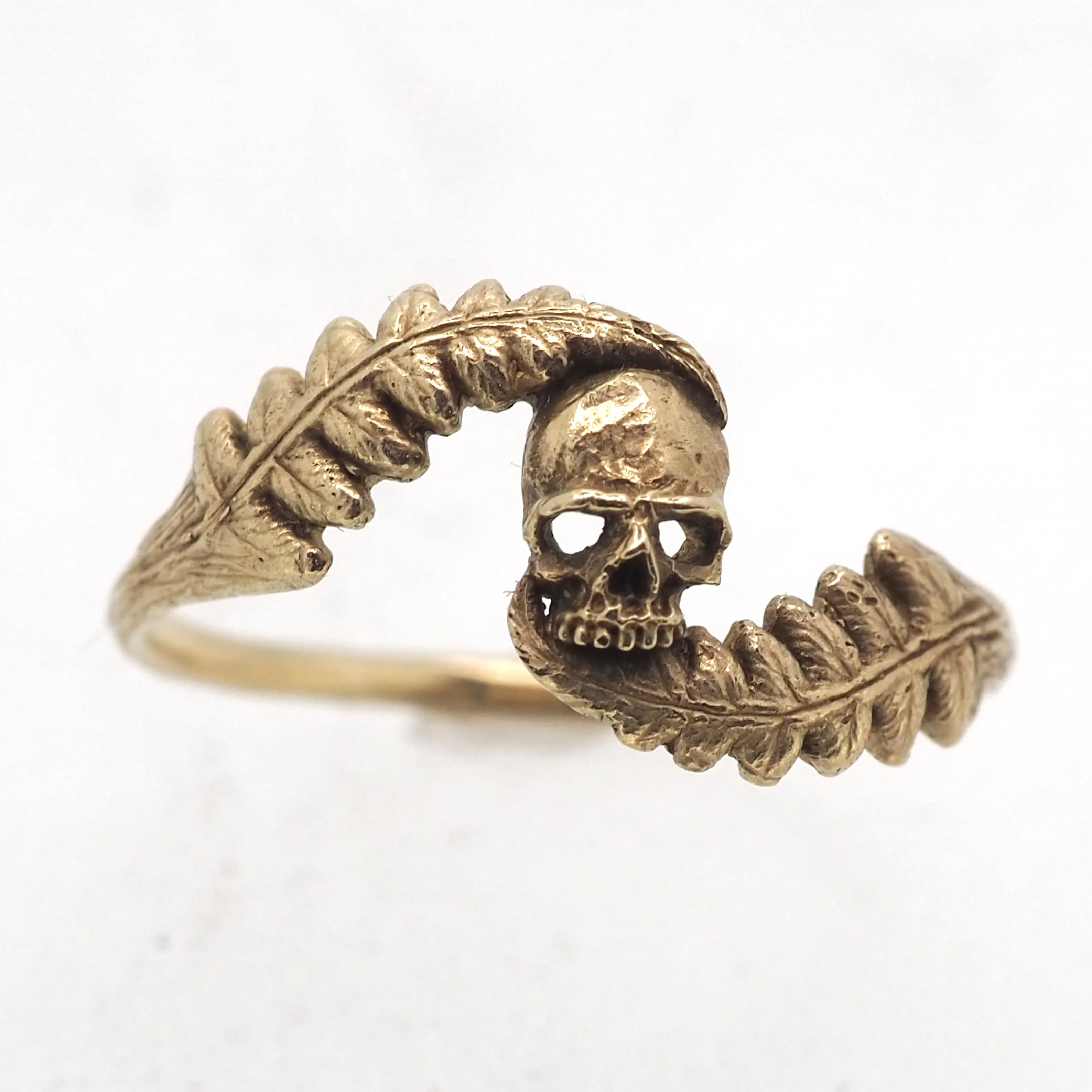 Swirly fern and skull ring gold