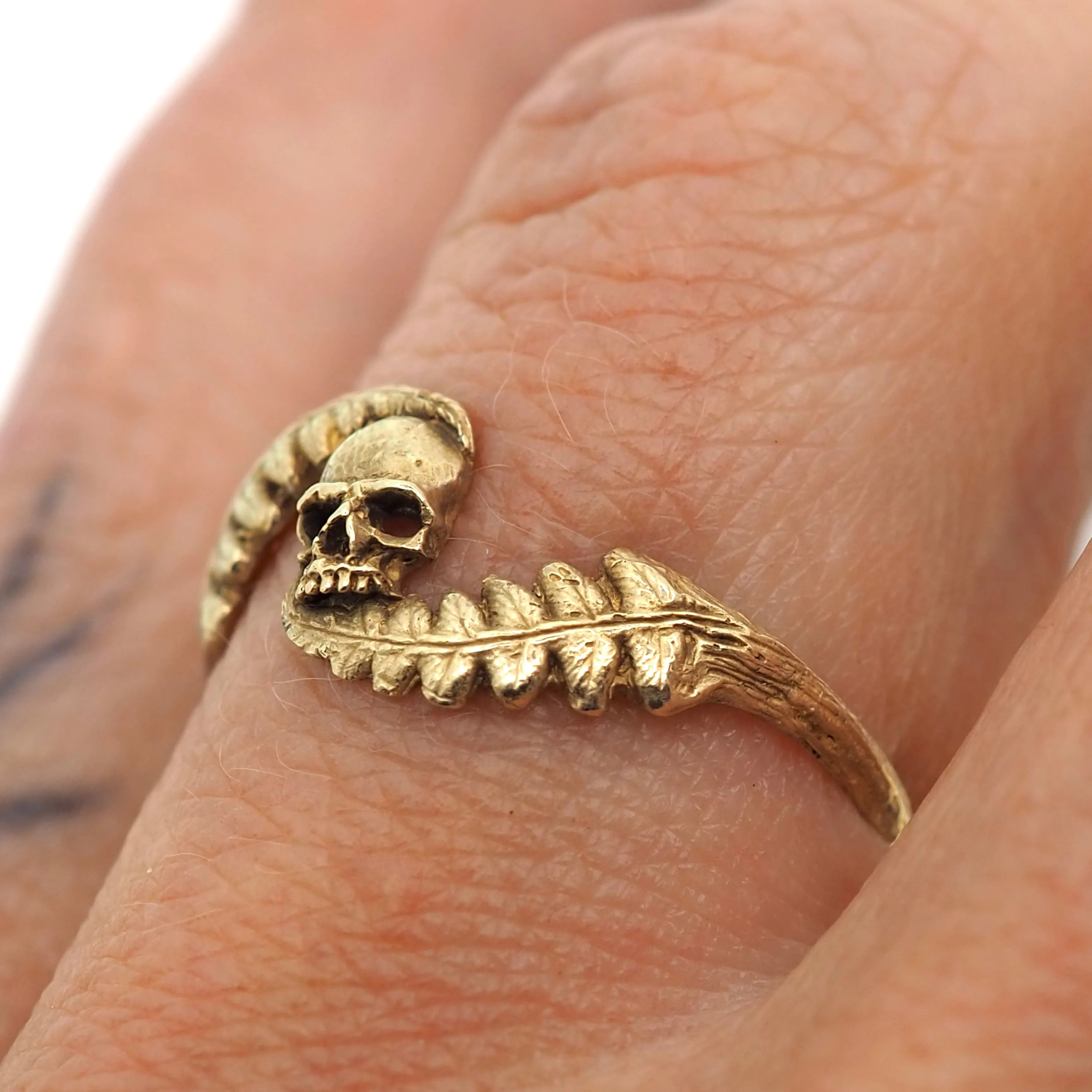 Swirly fern and skull ring gold